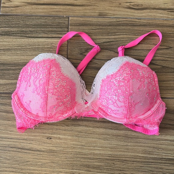 Pink lace Victoria’s Secret push up bra. - Picture 1 of 4
